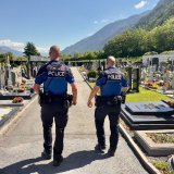 Trois personnes ont été arrêtées dans le cadre d’une vaste série de vols d’objets funéraires survenus depuis le début du mois de mai 2025 en Valais et dans le canton de Vaud.